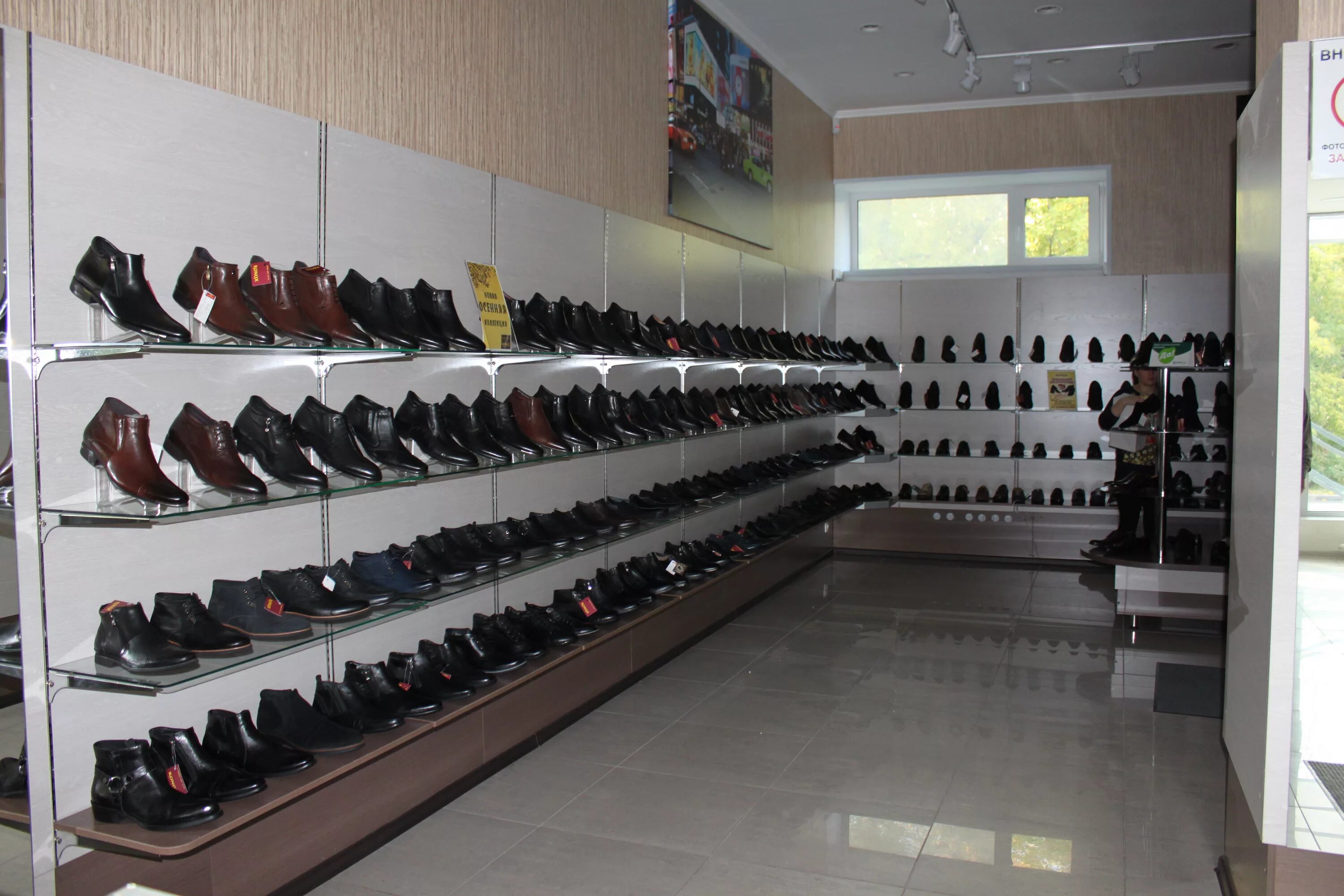 Фабрика магазин новосибирск. Ронокс обувь магазин. Магазин обуви Новосибирск. Обувные магазины в меге Новосибирск. Магазины обуви в меге Уфа.