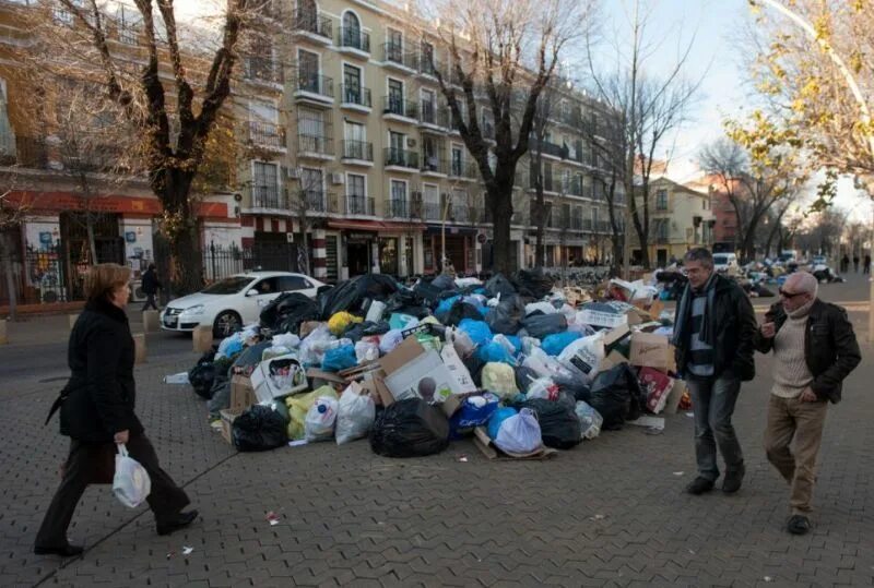 Воняет на улице. Забастовка мусорщиков в Неаполе. Мусорки в Испании.