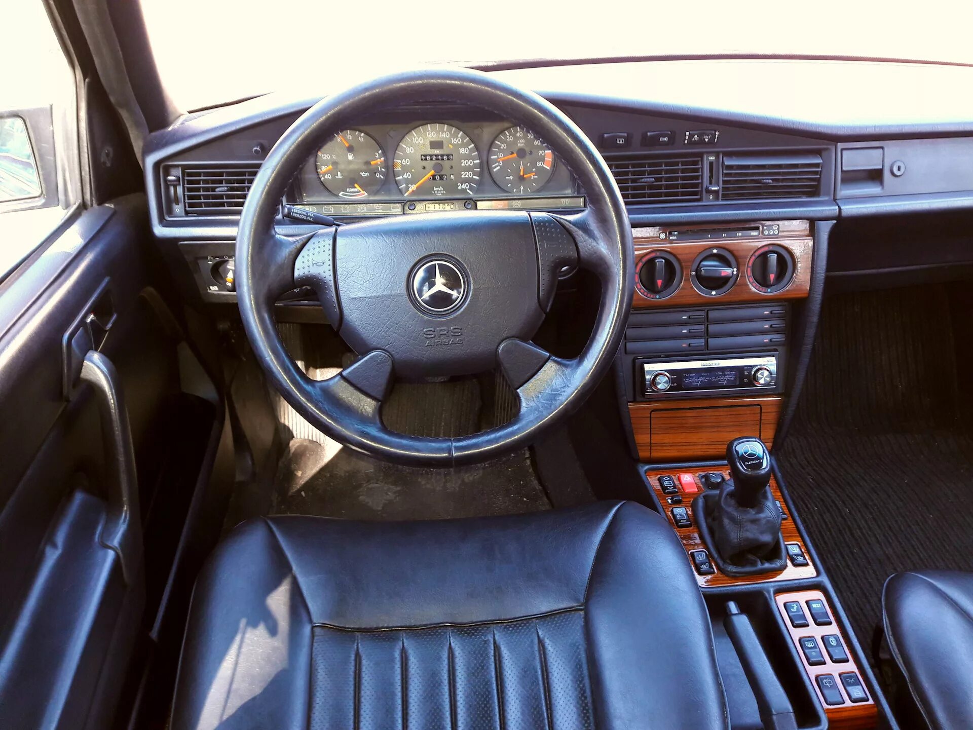 Механик 124. Ручка мкпп w124. Мерседес бенц 124 салон. Мерседес w124 механика. Рукоятка кпп мерседес w124.