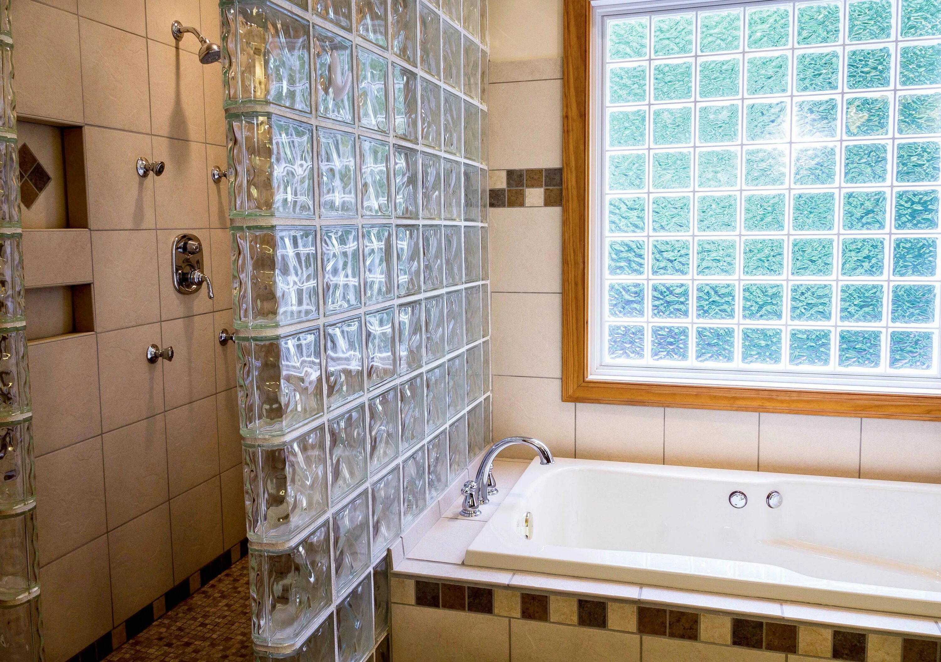 Теплые стены в душе. Стеклоблоки в ванной. Стена из стеклоблоков в ванной. Перегородка из стеклянных блоков в ванной. Перегородка из стеклоблоков в ванной.