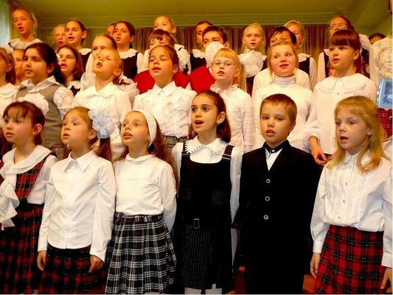 Вк петь. Дети поют в школе. Дети поют в Хоре. Детский хор в школе. Хоровое пение в школе.