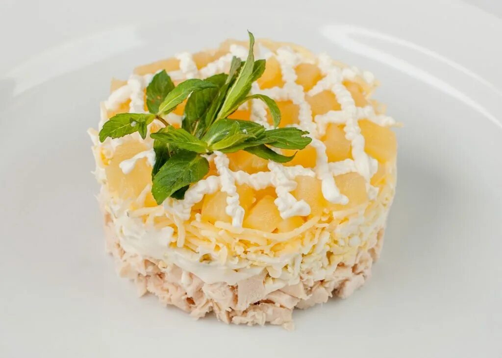 Как делать салат с ананасом и сыром. Салат с ананасом и курицей. куриный салат с ананасами. салат курица ананас сыр. салат с ананасом и курицей и грибами.