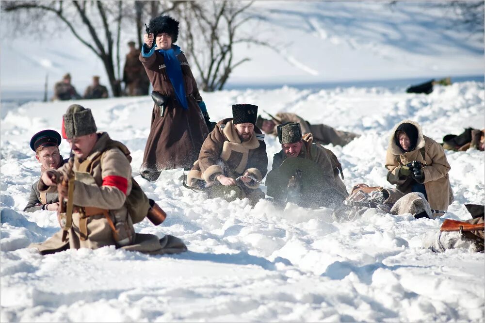 Реконструкция в феврале. Военно-исторический туризм. Военноисторичкский туризм. Фотосессия патриотическая зимой. Толпа на улице зима историческая реконструкция.