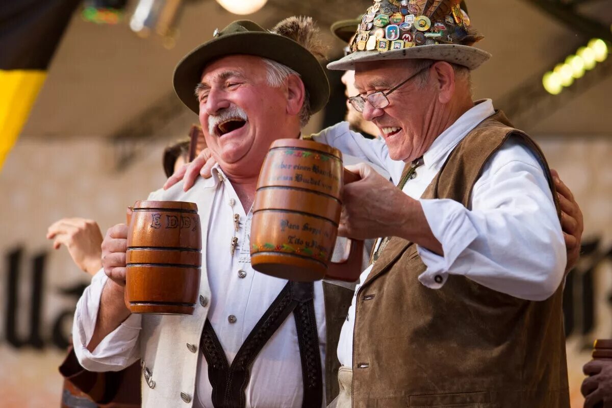 Немцы радуются. Oktoberfest в Германии. Пивной фестиваль в Германии Октоберфест. Традиционные напитки Германии.