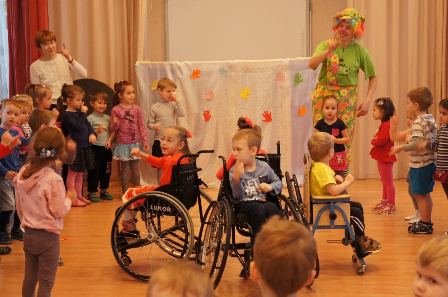 Доступная среда для инвалидов колясочников. Ученик с ограниченными возможностями. Дети с ограниченными возможностями. Досуговая деятельность детей инвалидов. Дети инвалиды.