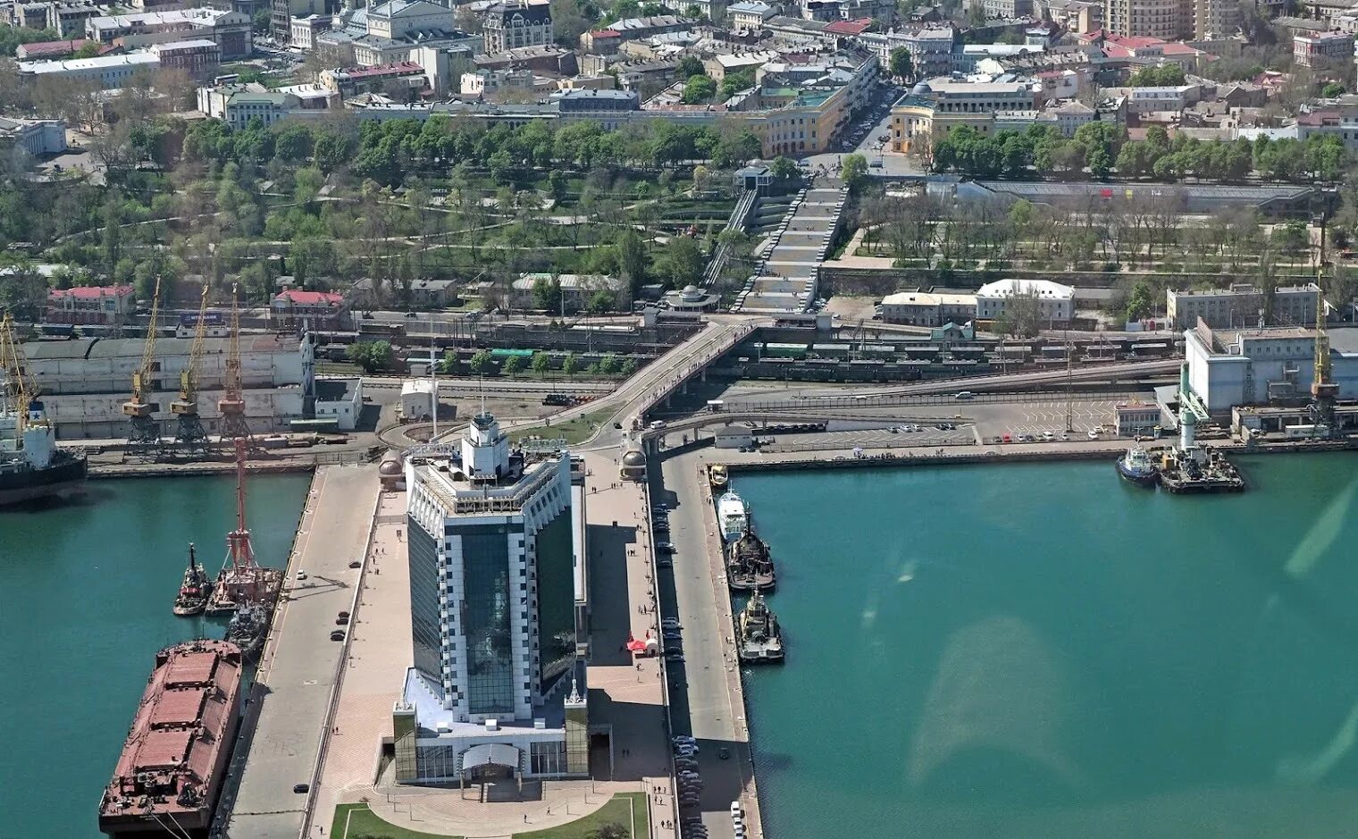 Одесский край. Одесса с высоты птичьего полета. Морской порт Одесса. Одесский порт вид с моря. Одесса город с высоты.