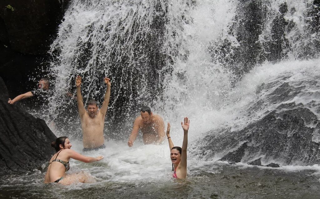 Водопад купаться. Купание в водопаде. Купаться под водопадом. Моется в водопаде. Искупаться в водопаде.