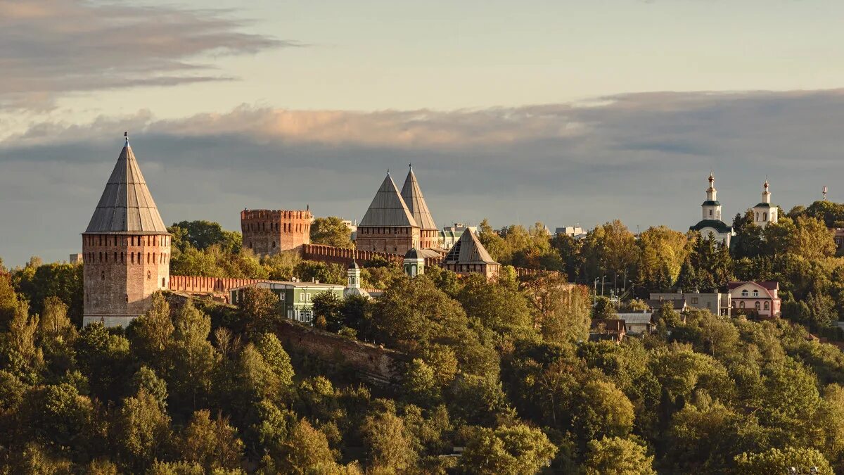каменная крепость в смоленске. смоленская архитектура. успенский собор смоленск с крепостной стеной. смоленск города смоленской области. со смоленщины.