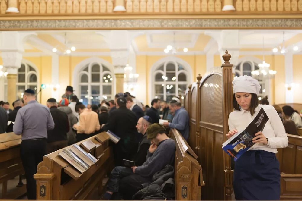 Богослужение в синагоге. Хаззан в синагоге. Синагога Лермонтовский 2 Седер. Мехица в синагоге. Женщины в синагоге.