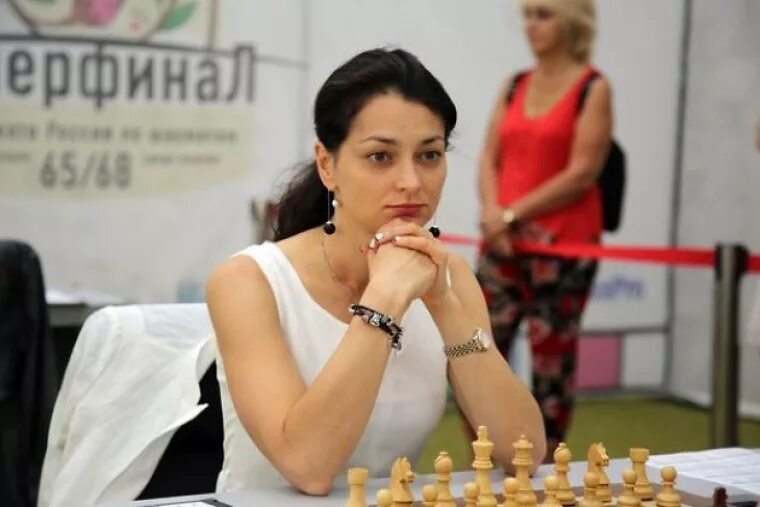 Чибурданидзе майя гаприндашвили. Чемпионы шахмат женщины. Чемпионы шахмат женщины. Чемпионы шахмат женщины. Хоу ифань шахматистка.