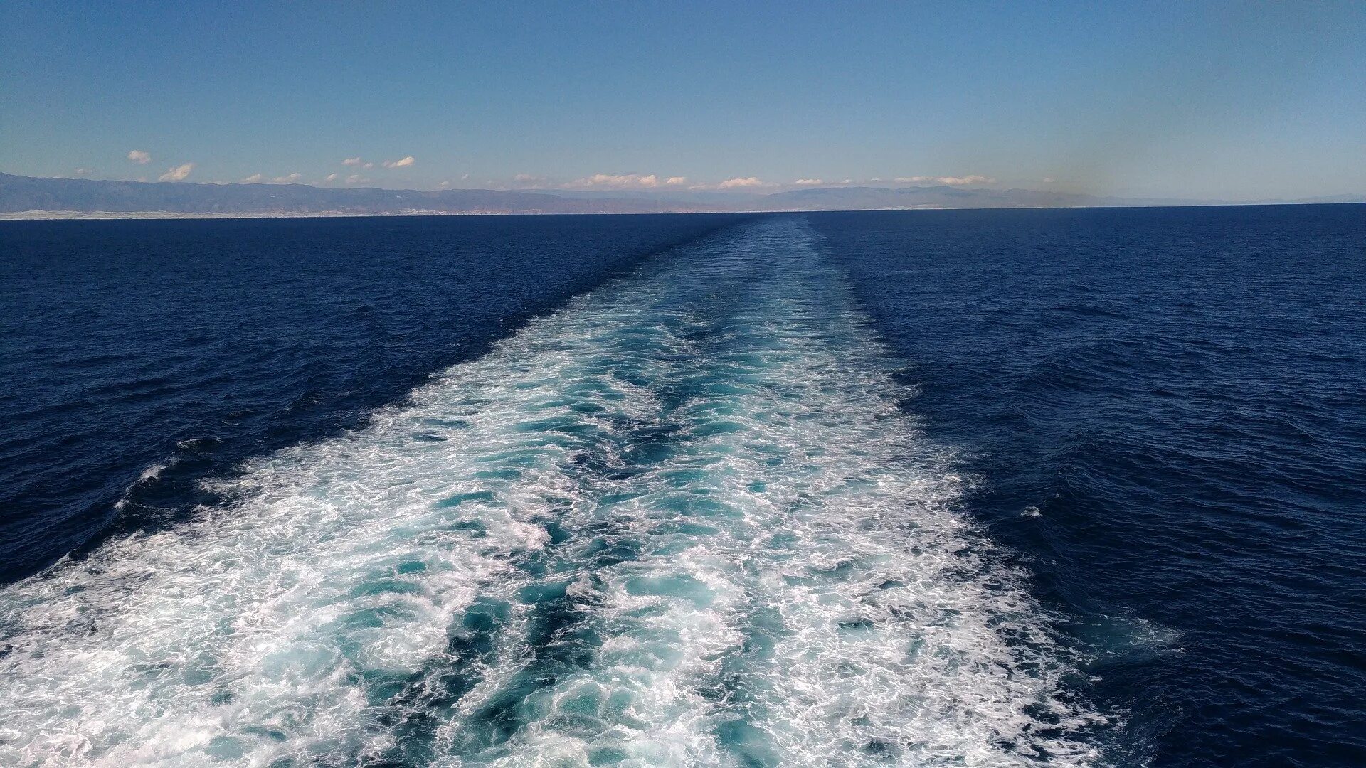 Поверхность воды тихого океана. Средиземное море Гибралтарский пролив Атлантический океан. Галоклин Скаген. Город Скаген два течения. Тихий океан и Атлантический океан.