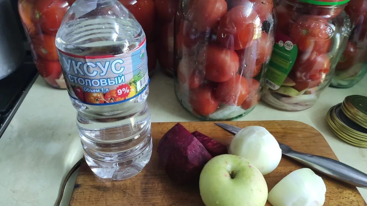 Помидоры черри на зиму. Помидоры со свеклой на зиму. Помидоры со свеклой на зиму в банках. Маринованные помидоры со свеклой. Маринованные помидоры со свеклой.