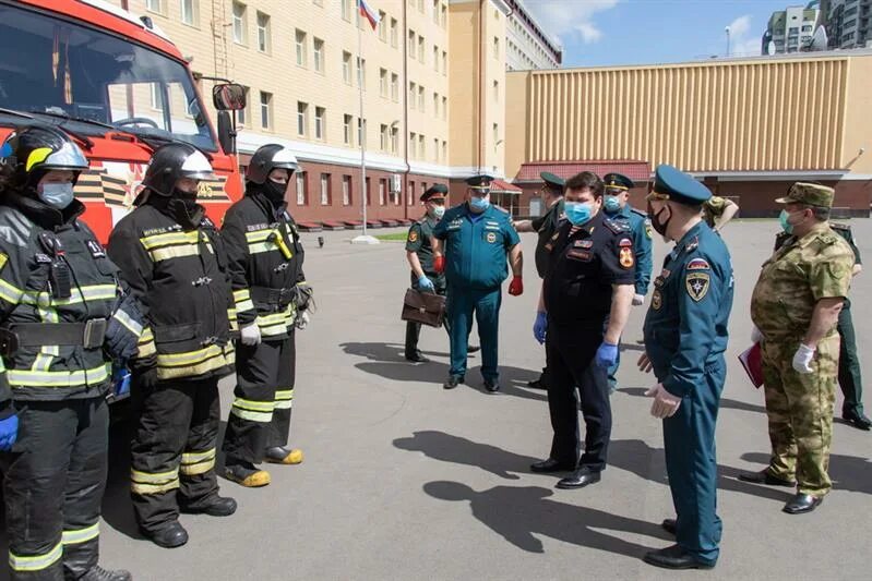 Работник подразделения пожарной охраны. МЧС И полиция. Подразделения МЧС В Москве. Гражданская пожарная охрана. Ведомственная пожарная охрана Росгвардии.