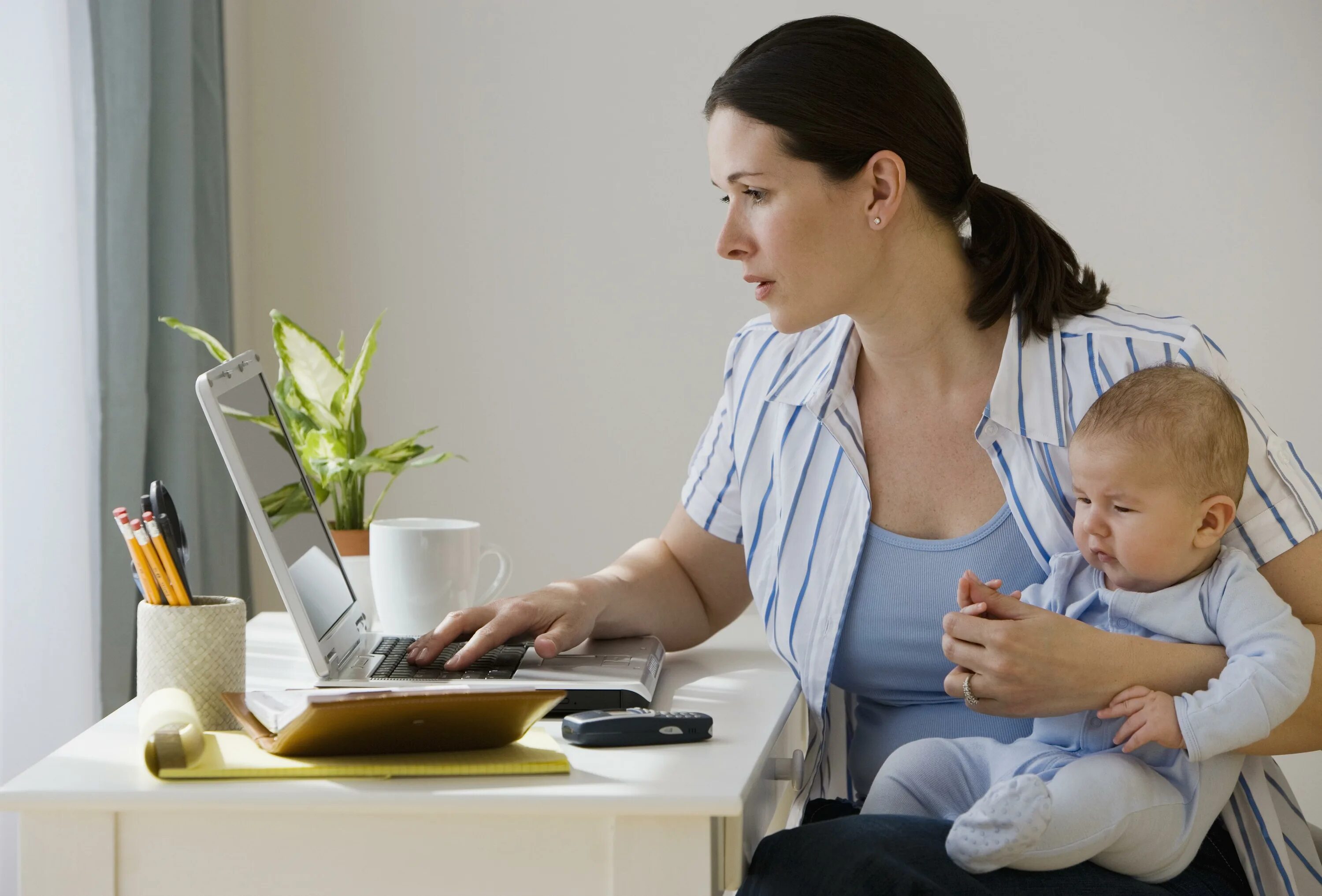 Молодая мама скрытая. Женщина с ребенком за компьютером. Мама с ребенком за компьютером. Женщина в декретном отпуске. Мама с ребенком за ноутбуком.