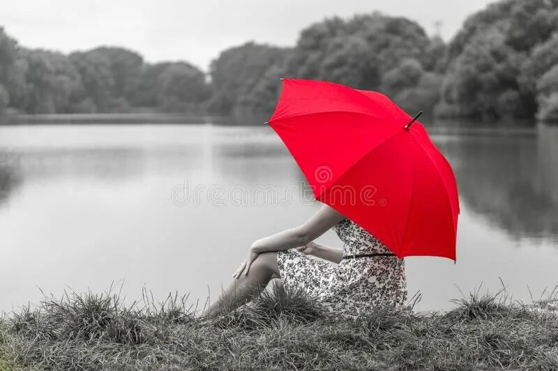 Зонтик сидит. Девушка с красным зонтом. Девочка с зонтиком сидит. Сидит с зонтом. Красный зонт в женской руке.