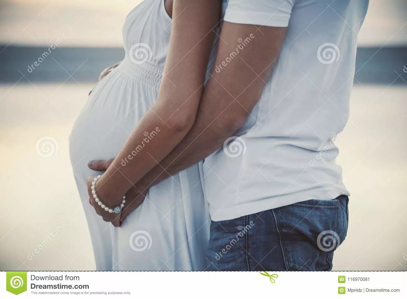 Обнимает беременную. Мужчина обнимает беременную. Объятия беременных. Мужчина обнимает беременную женщину.