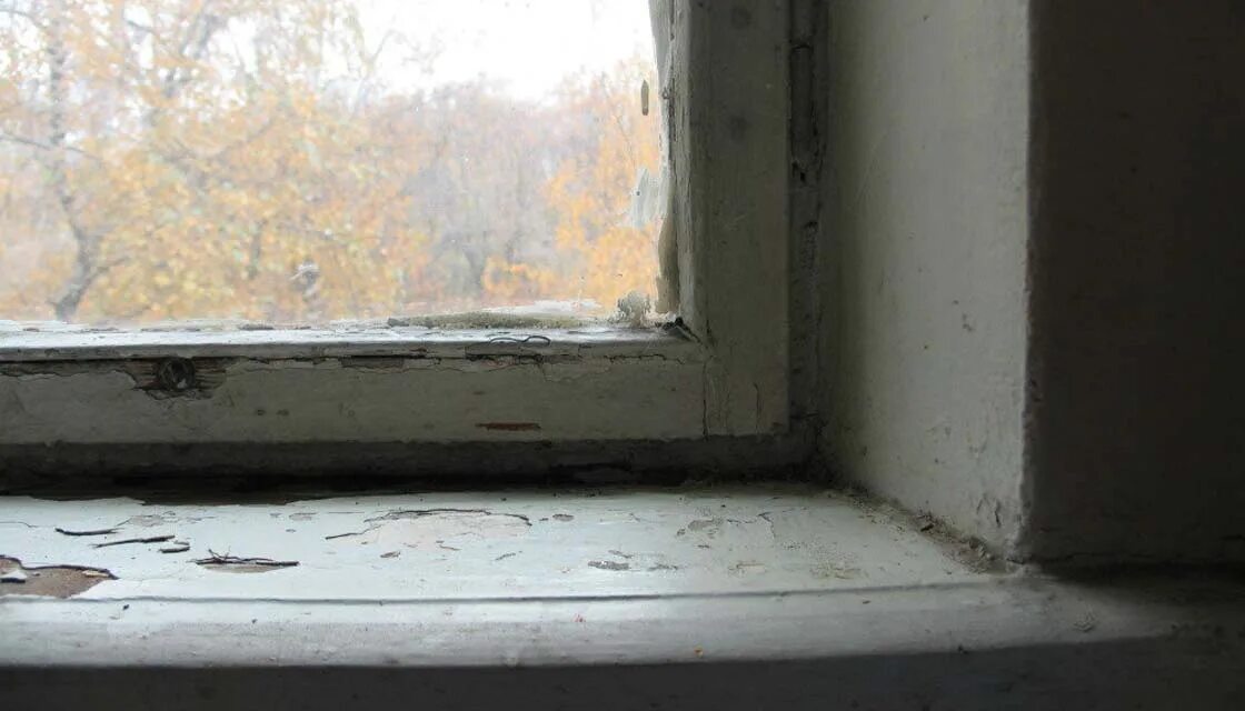 Старый подоконник. Старый деревянный подоконник. Окно с подоконником. Подоконники в старых домах.