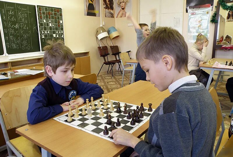 Дети играют в шахматы. Программа кружка шахматы. Программа кружка шахматы. Программа кружка шахматы. Игровые программы шахматы.
