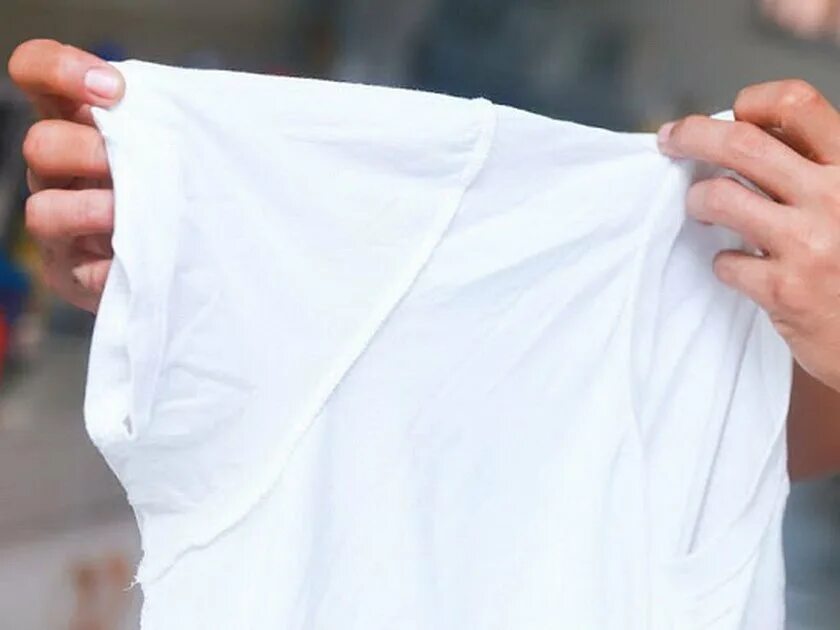 белые пятна на одежде. белые пятна на рубашке под мышками. белые пятна на рубашке под мышками. белые пятна на рубашке под мышками. следы от пота на одежде.