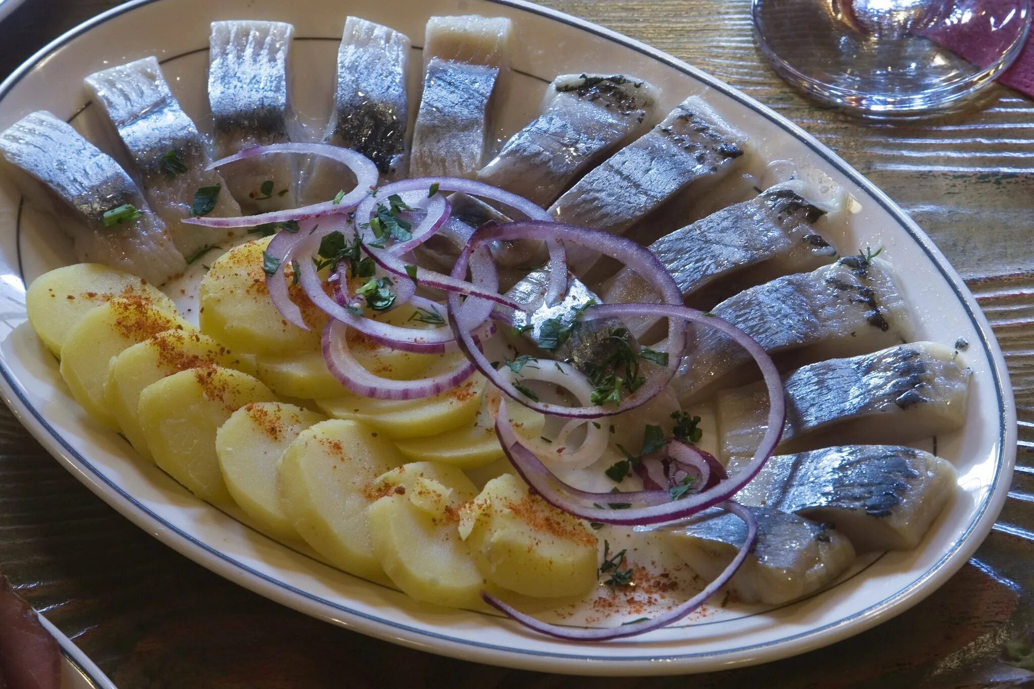 Картошка с селедкой соленой. Селедка с картошкой на праздничный стол. Сервировка селедки. Сервировка селедки с картошкой.