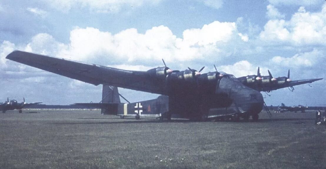 Messerschmitt gigant. Мессершмитт me 323 gigant. messerschmitt me 323 гигант. транспортный самолет messerschmitt me-323 gigant. мессершмитт гигант ме-321.