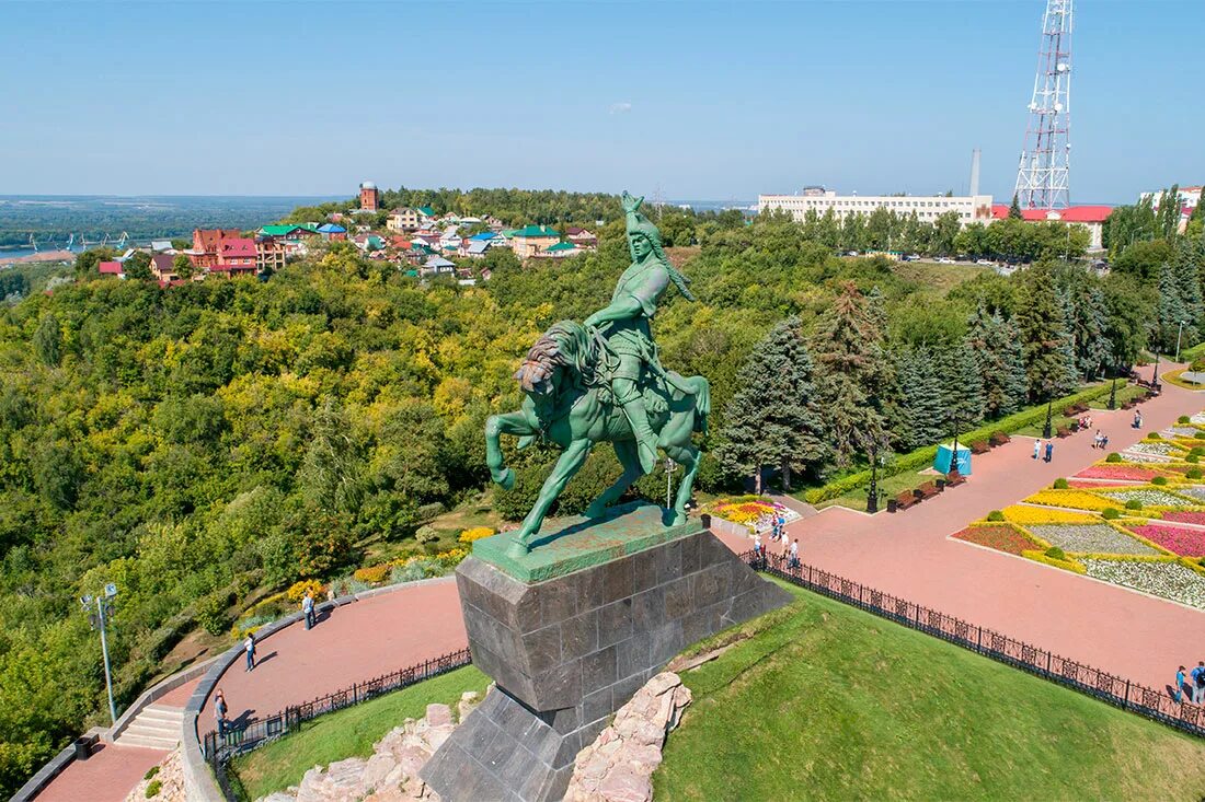 Уфа и окрестности. Салават Юлаев памятник в Уфе. Памятник Салавату Юлаеву. Город Уфа Республика Башкортостан памятник Салавату Юлаеву. Река белая Уфа памятник Салавату Юлаеву.