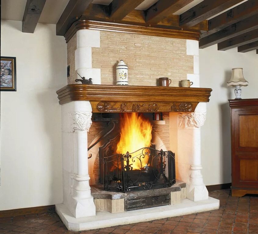 камины. отделка камина камнем. угловой камин в интерьере. угловой камин из кирпича. камин кирпичный угловой.