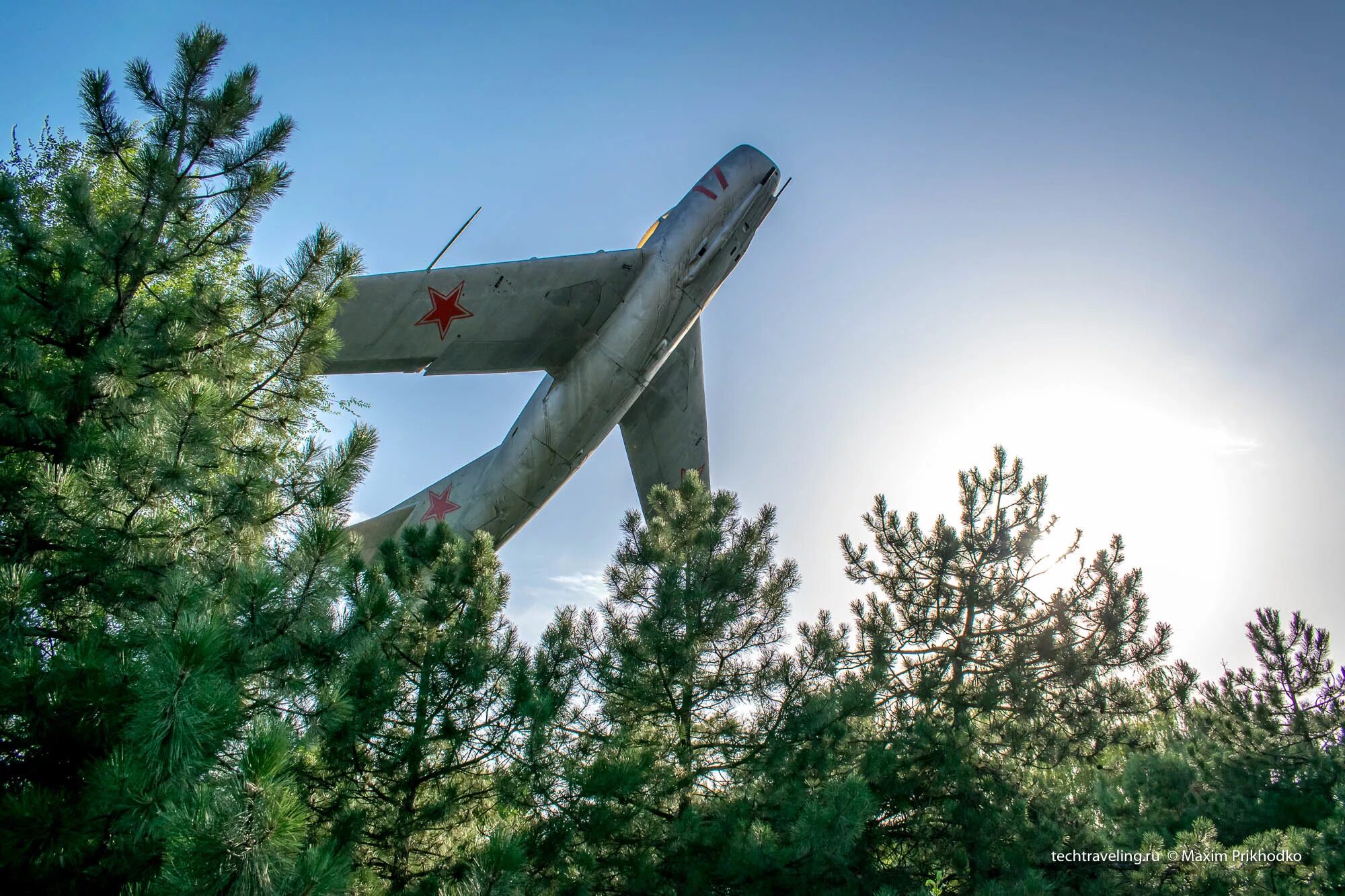 Самолет какой район. Самолет в Батайске памятник. Памятник авиаторам миг-21 Кущевская. Памятник самолет миг 15 Шонгуй. Парк Авиаторов Батайск памятник.