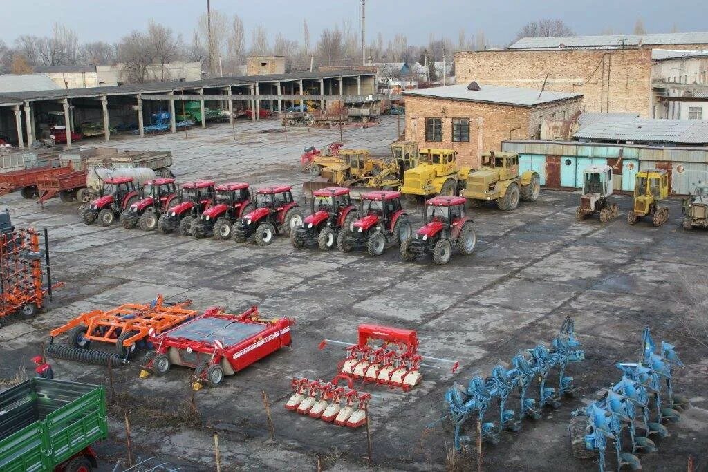 Организация тракторного парка. КХ Дубрава машинно тракторный парк. Стоянка сельхозтехники. Автопарк тракторов. База сельхозтехники.