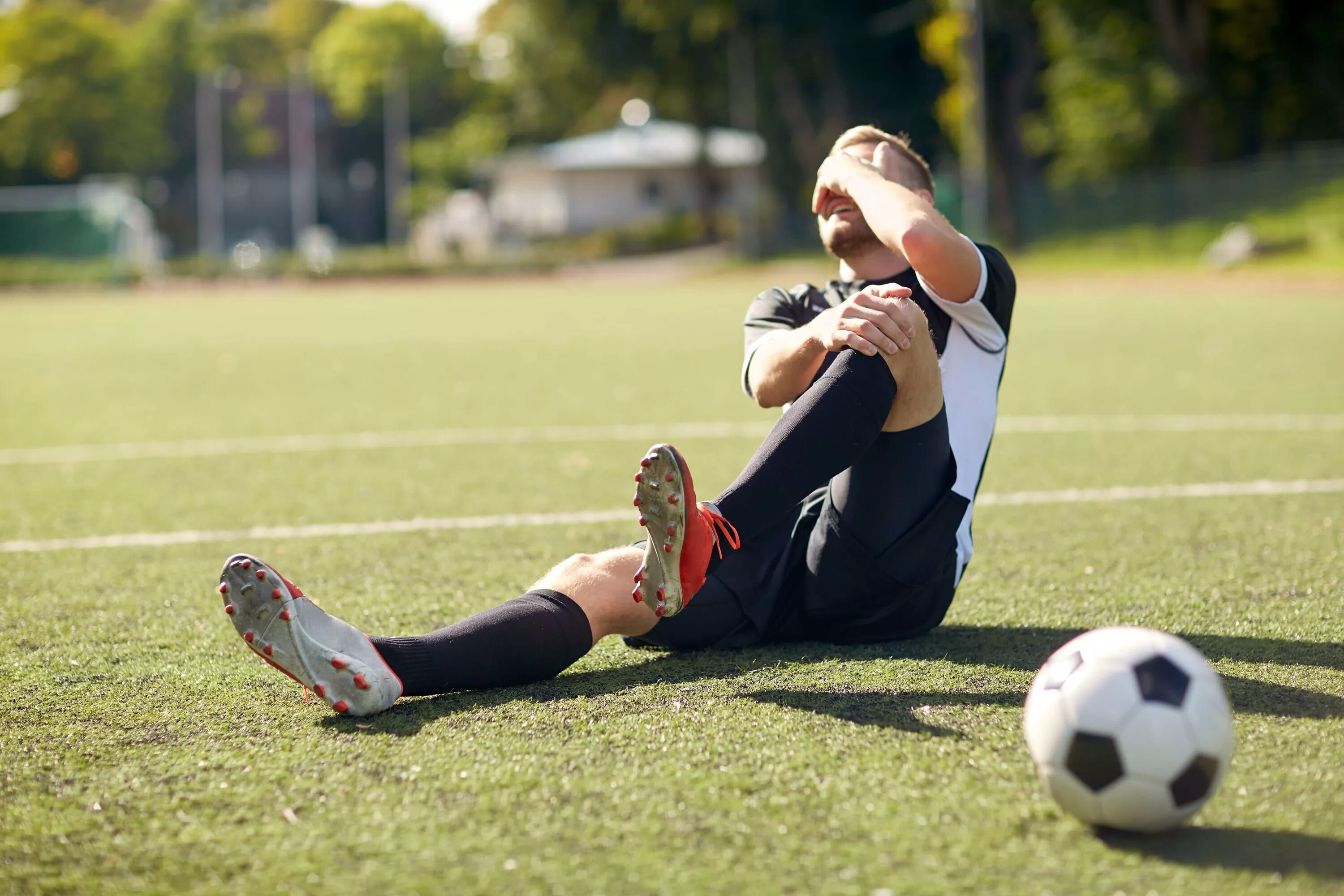 How to play sports. Спортивные травмы. Травма на футбольном поле. Спортивные травмы картинки. Человек играющий в спорт.