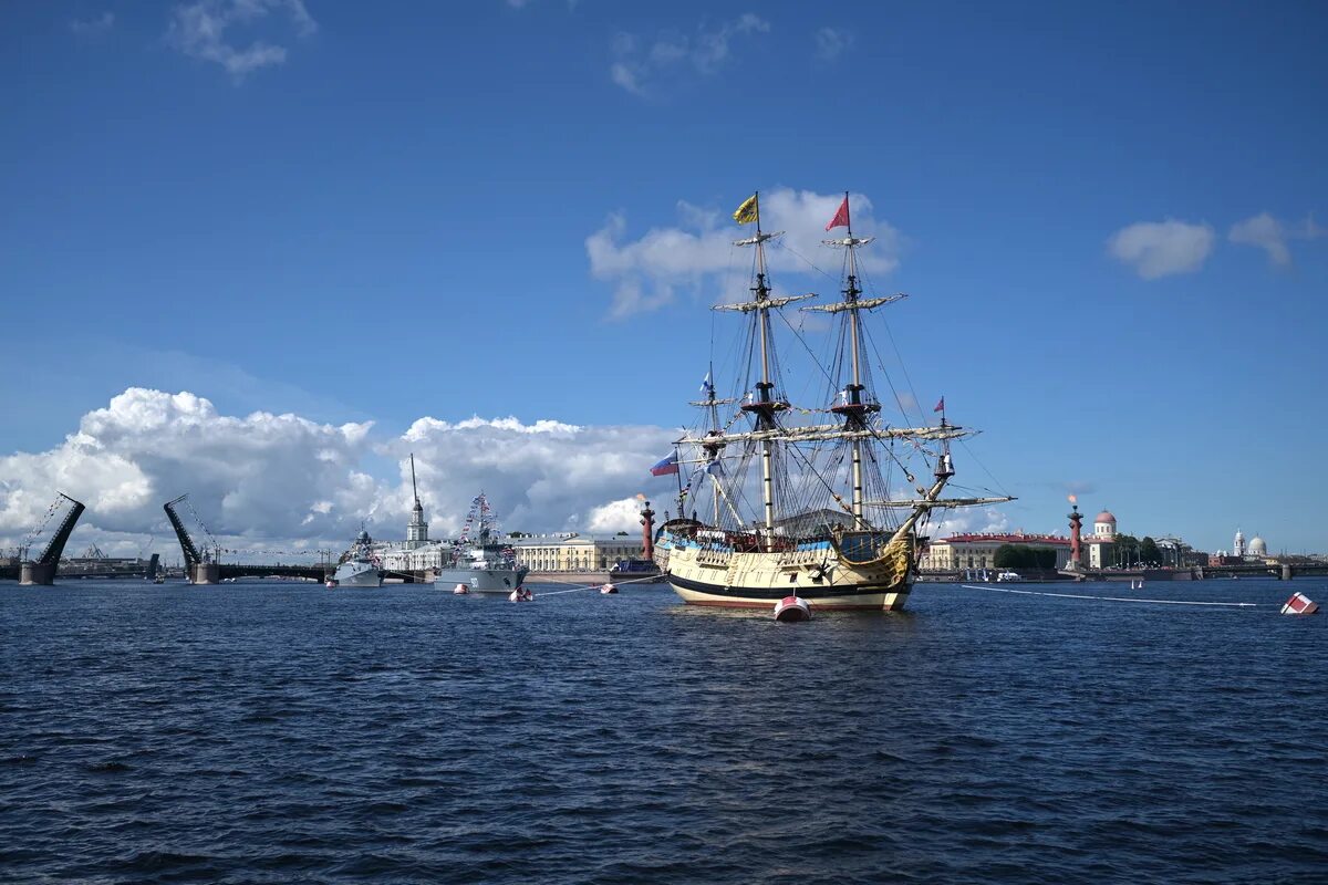 Спб морской. Корабль Полтава на параде ВМФ В Санкт-Петербурге. ВМФ парад в Санкт-Петербурге Санкт-Петербург 2020. Корабли ВМФ Нева Полтава корабль. Парусник Полтава на Неве.