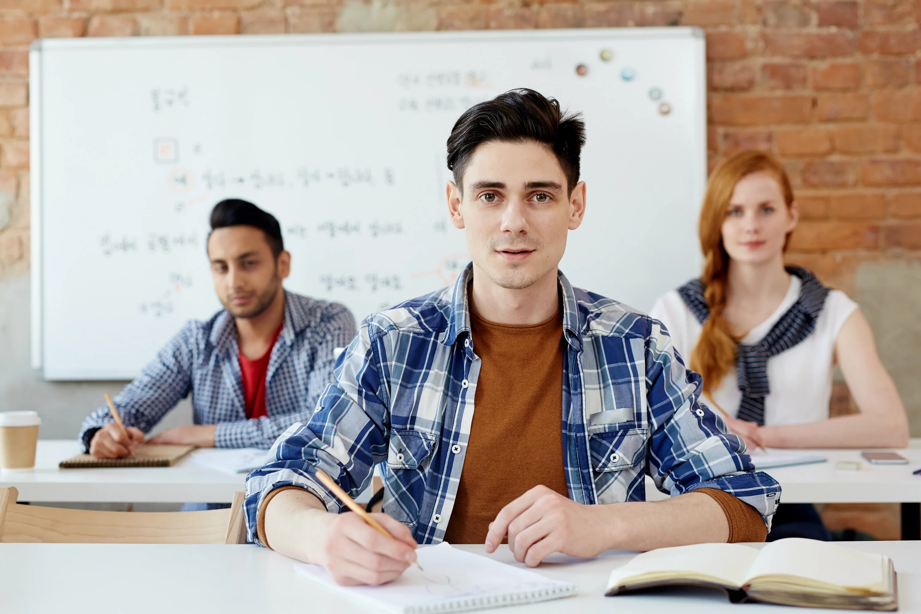 Работа мужчине без образования. Преподаватель английского в вузе. Молодой учитель английского. Учитель английского языка мужчина. Фотосессия преподавателя английского языка мужчина.