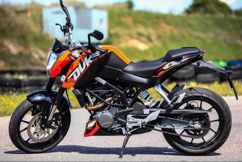 Мотоцикл 125 кубов категория а1. КТМ Дюк 125. KTM Duke 125. Мотоцикл KTM 125 Duke. Мотик КТМ 125.