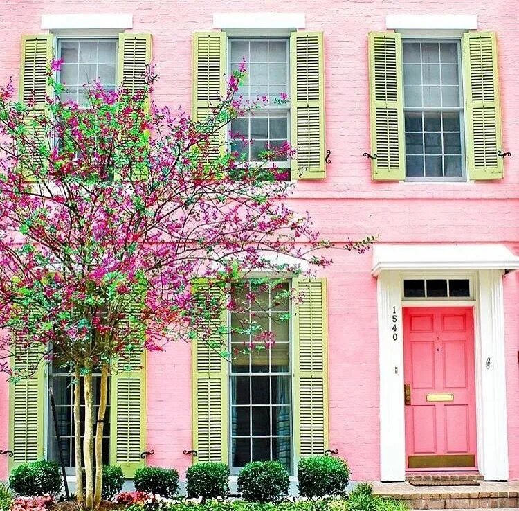 Фото розового дома. Розовый дом. Розовый домик. Розовые дома. Фасады домов розового цвета.