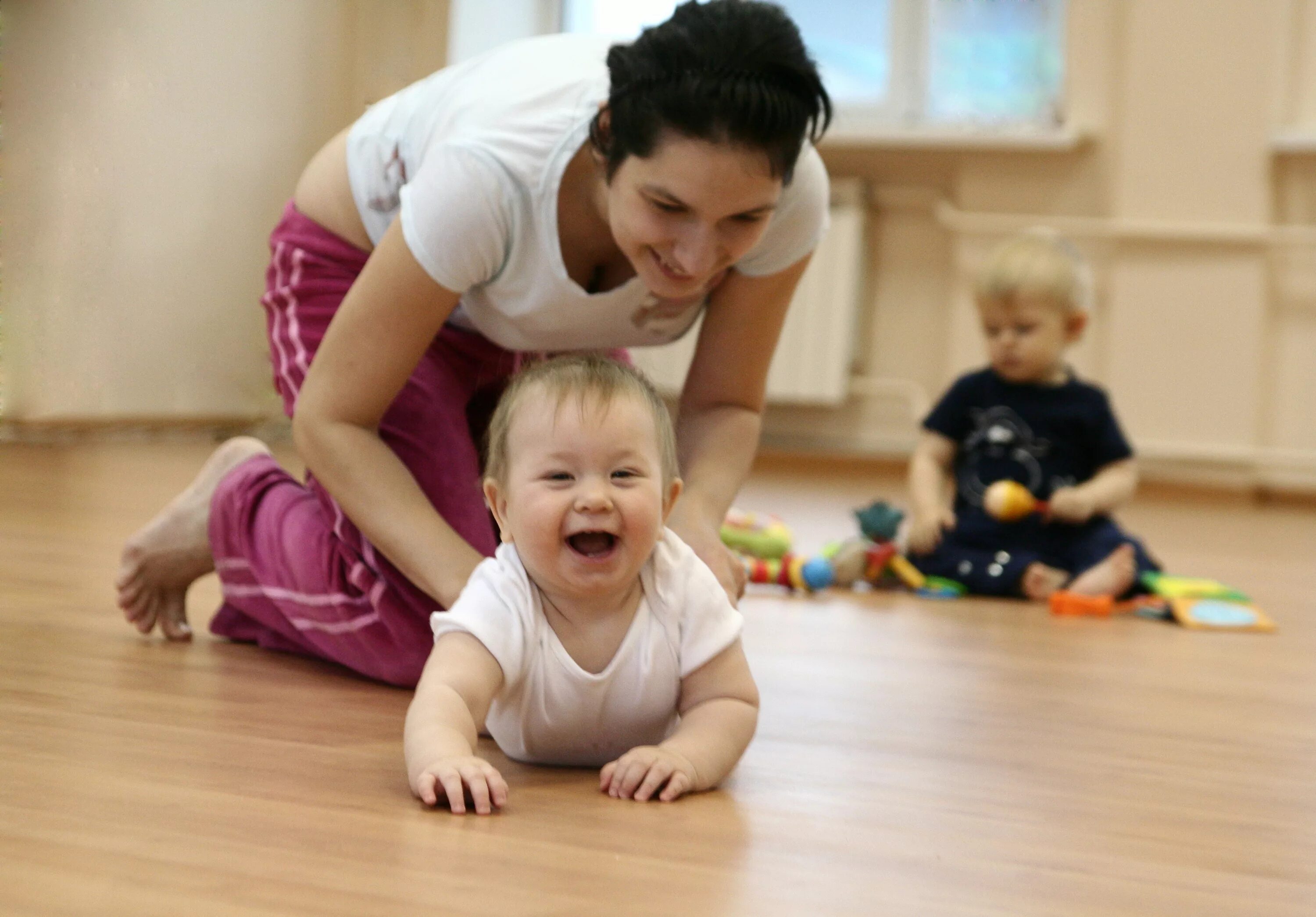 этапыразвмтия ребенка. что умеет ребенок в 1мемяц. развитие ребёнка по месяцам. дети первого года жизни. развитие ребёнка по месяцам с рождения до года таблица.