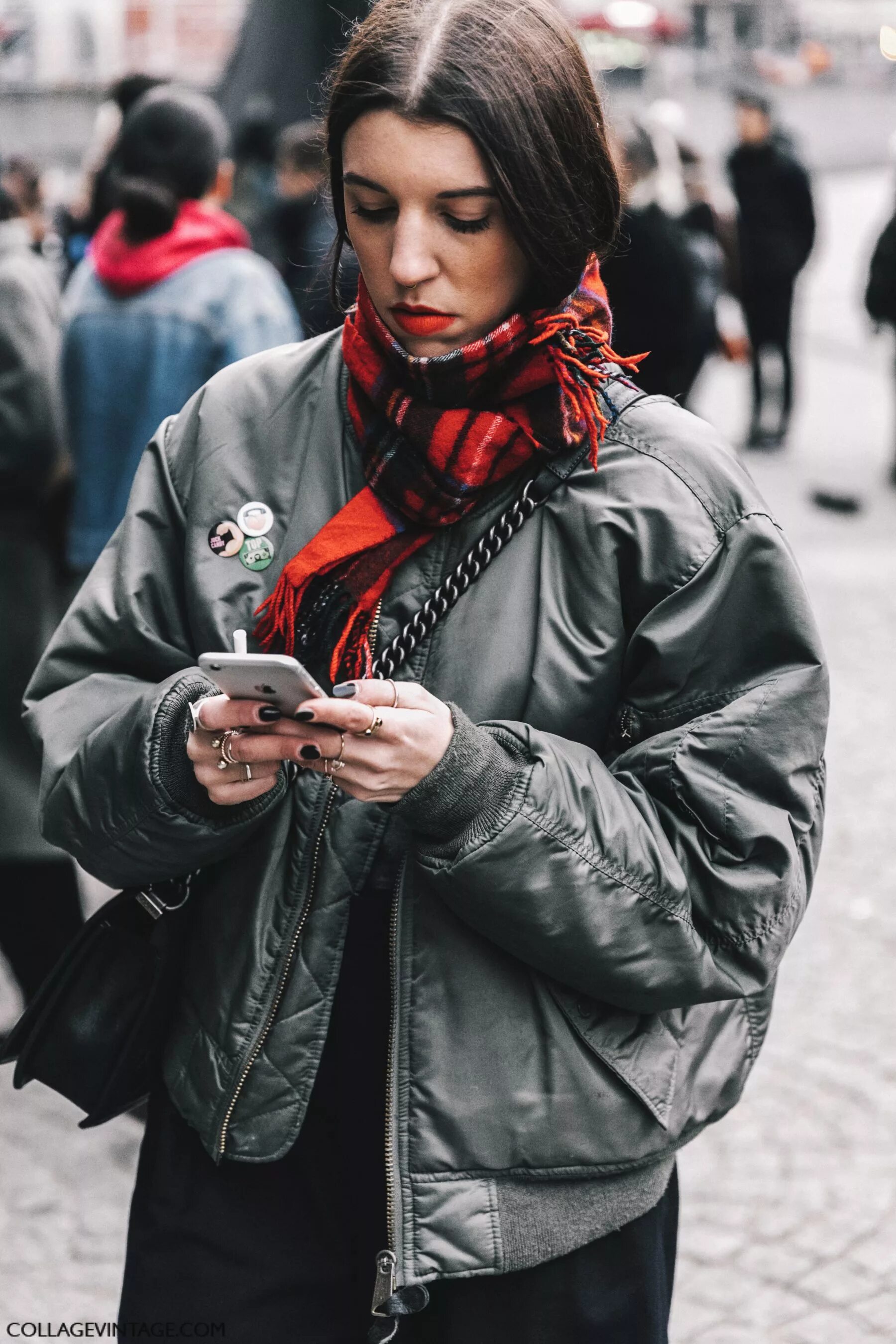 Бомбер Oversize Street Style. Бомбер с шарфом женский. Куртка с шарфом. Шарф с бомбером.