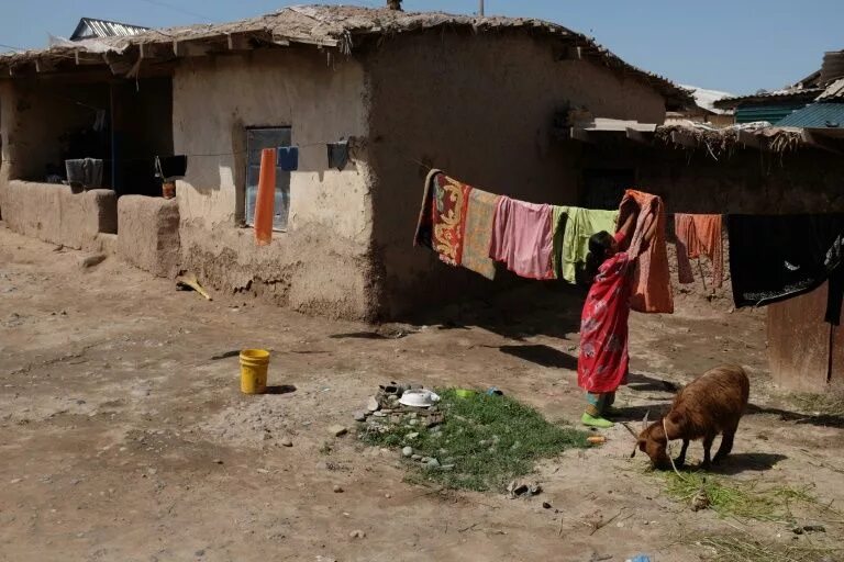 Таджикский кишлак. Бедни люди в Таджикистане. Бедность в Таджикистане 2020г. Бедные люди Таджикистане. Таджикистан бедность и нищета.