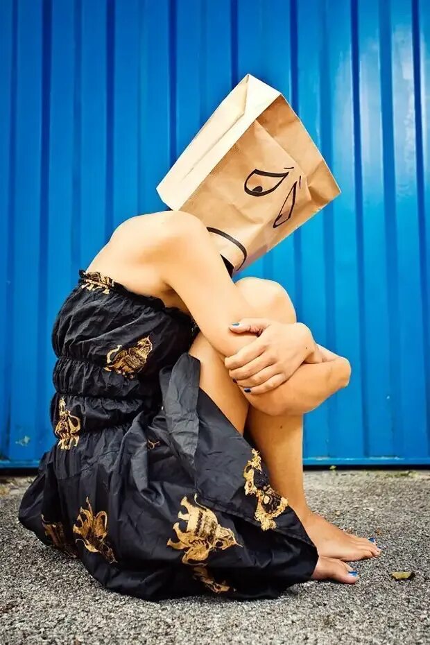 Баба без головы. Пакет на голове. Девушка с пакетом наиголовке. Девушка с мешком на голове. Бумажный пакет на голове девушки.