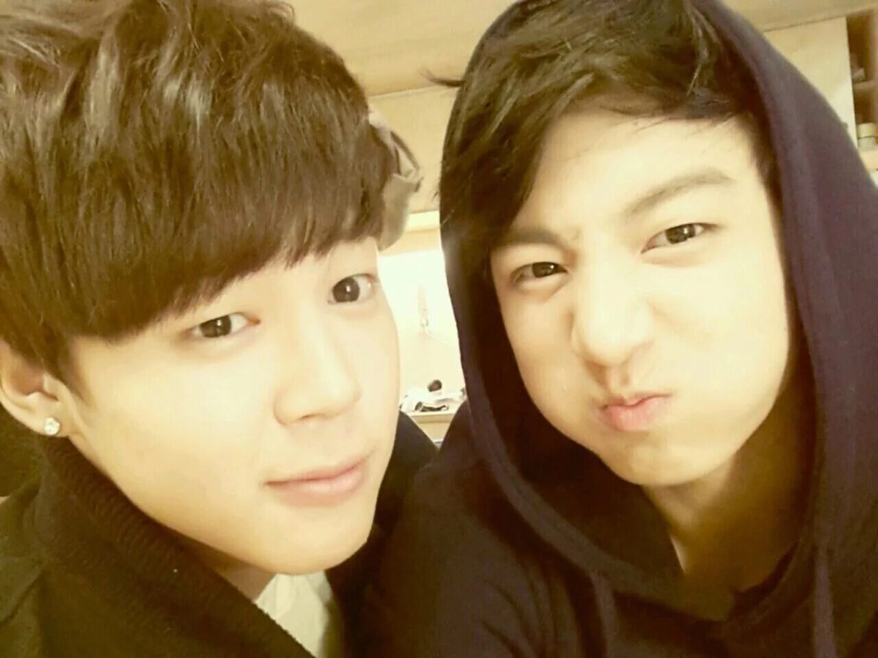 Ли чимин сестра черен. Родители пак Чимина. Родители пак Чимина из BTS. Jikook selca. Брат пак Чимина из BTS.