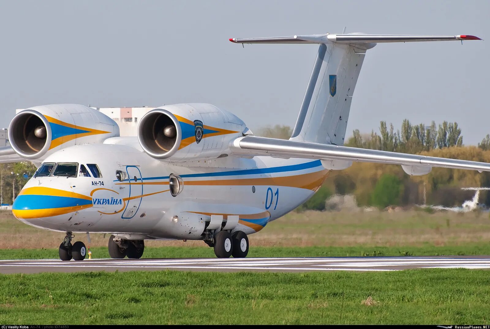 Украинский самолет. АН-72 И АН-74. Антонов АН-74. АН-74 шасси. АН-74 транспортный самолёт.