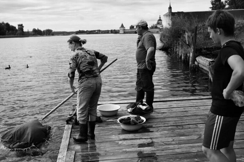 Женщины стирают на речке. Полоскание белья в проруби. Стирка на реке. Полоскалки на реке. Полоскание белья на реке.