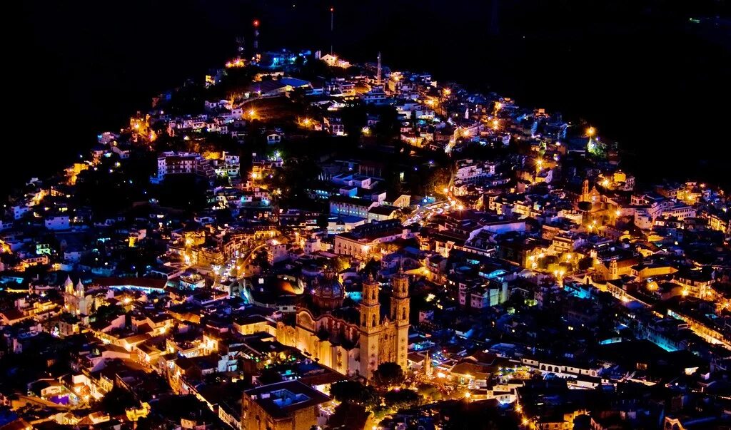 Город кипи. Ночной Мехико. Мексика ночью. Мексика ночной город. Мексика город ночью.
