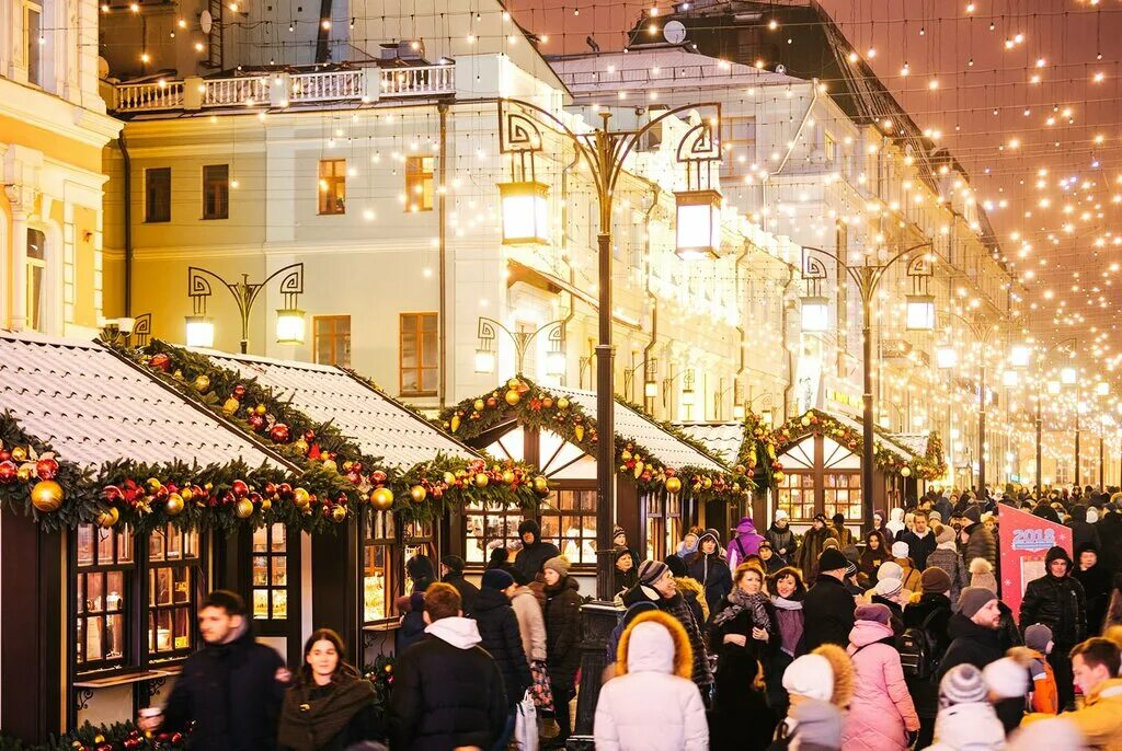 Новогодние каникулы в москве. Новогодняя улица. Новогодняя москва. Новогодний арбат москва 2022. Ярмарка тверская улица.