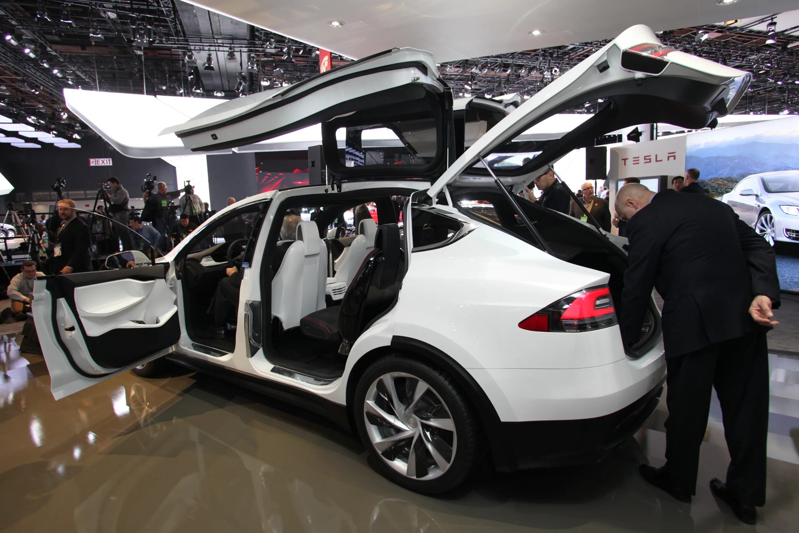 Тесла новая в россии. Tesla model x салон. Тесла модел х семиместная. Tesla model x в России. Tesla model x Salon.