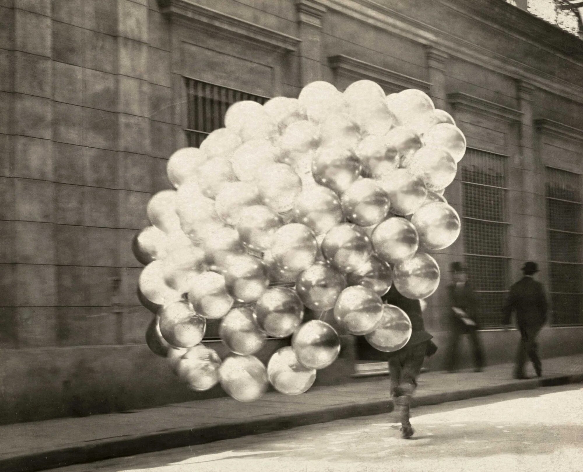 Шары много денег. Шары Старая. Старинные воздушные шары. Фотосессия с шарами. Советские воздушные шары.