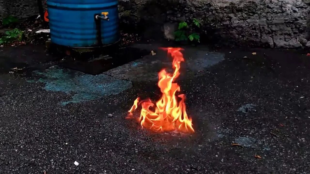 Горючее дома. Горение бензина. Горящий бензин. Горение дизельного топлива. Горение горючих жидкостей.