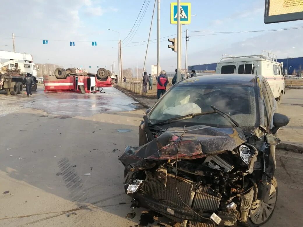 ДТП столкновение авто в Омске. Омск авария с пожарной машиной. Новости омска сегодня свежие происшествия