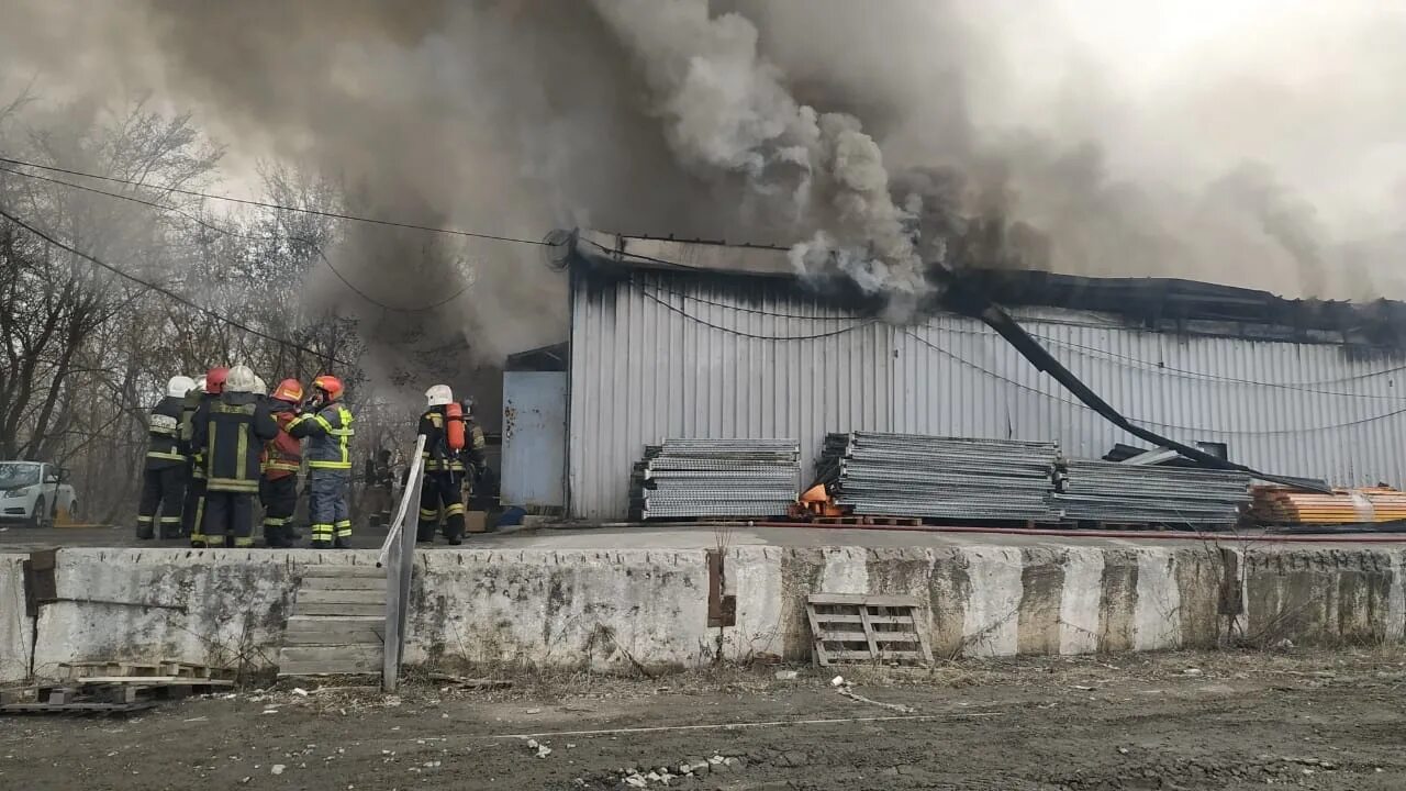 Пожар Екатеринбург сейчас Уралмаш. Пожар в Екатеринбурге сейчас на Уралмаше сейчас. Е 1 пожар на Уралмаше. Сгорел склад в Екатеринбурге. Горение екатеринбург