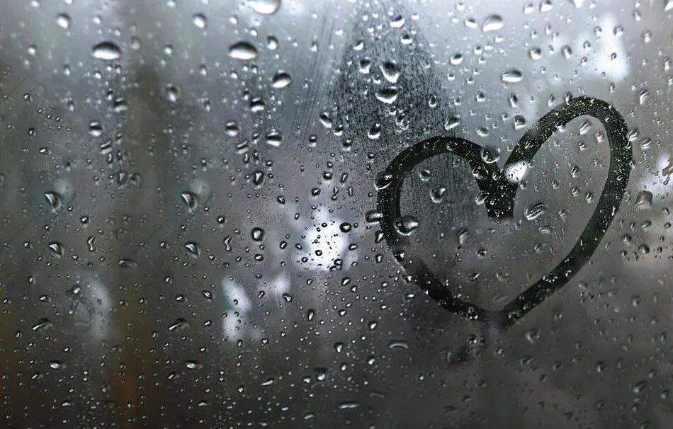 Песня по стеклу дождями. Сердечко на окне. Сердце на запотевшем стекле. Сердечко на стекле. Сердечко на мокром стекле.