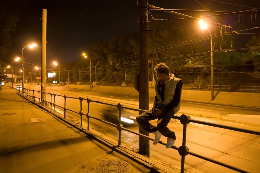 толпа возле машины. толпа парней ночью. парень на крыше. человек идущий в темноте. толпа пацанов.